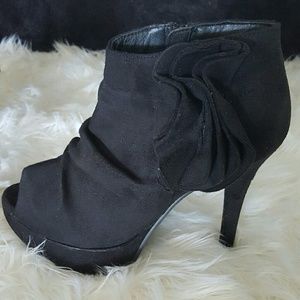 ⬇️price drop⬇️Black peep toe booties